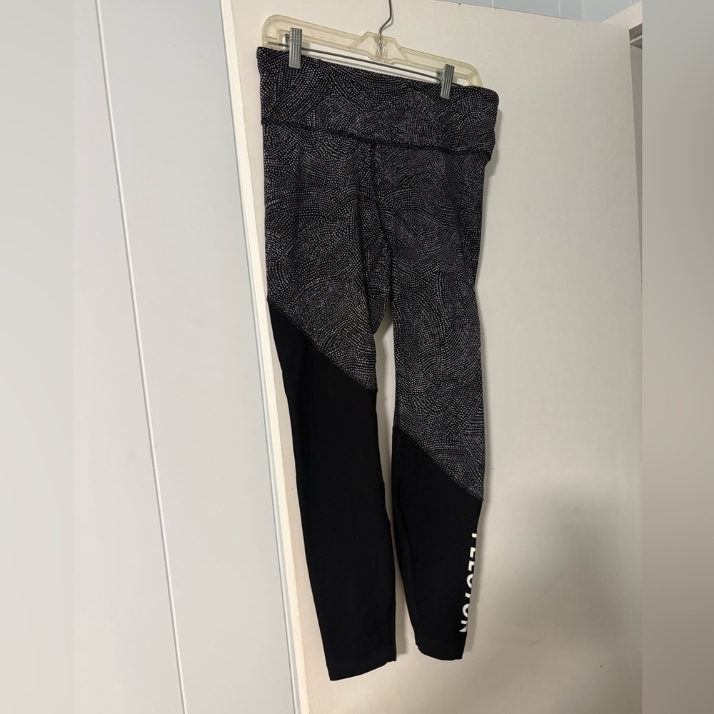 Lululemon Athletica Black polka dots and White Speckled stretch Leggings, size10